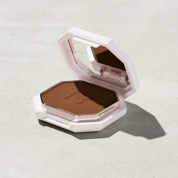 Fenty Beauty PRO FILT'R SOFT MATTE POWDER FOUNDATION in 440 - Picture 1 of 9